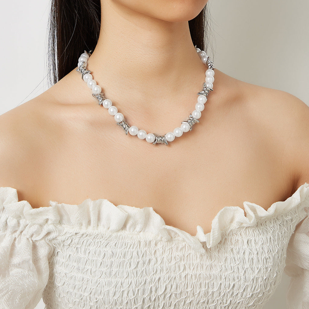 thorn black pearl white pearl necklace